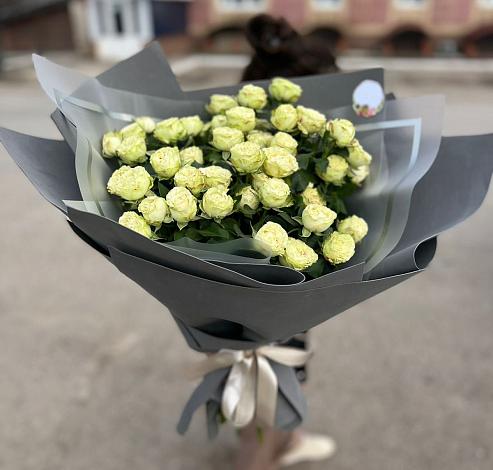 Букет Белые кустовые розы Солинеро в Майне