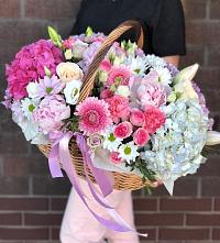Композиция солнечный день в Майне Цветочная композиция из Розы, Хризантемы, Пионы и Лизиантусы в корзине в Майне