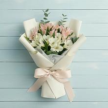 Букет цветов из:  Альстромерии в Майне