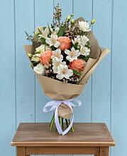 Букет цветов из:  Альстромерии, Лизиантусы, Розы и Хризантемы в Майне