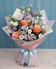 Букет цветов из:  Лизиантусы, Розы, Альстромерии и Гипсофила в Майне