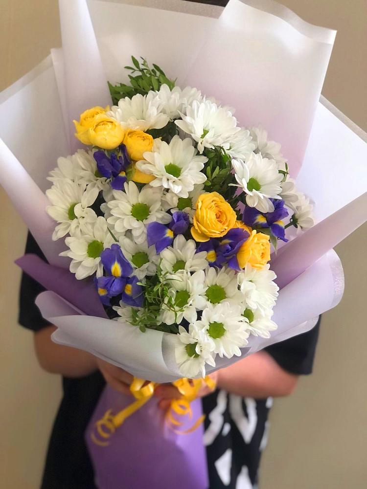 Букет цветов из: Ирисы, Хризантемы и Розы в Майне