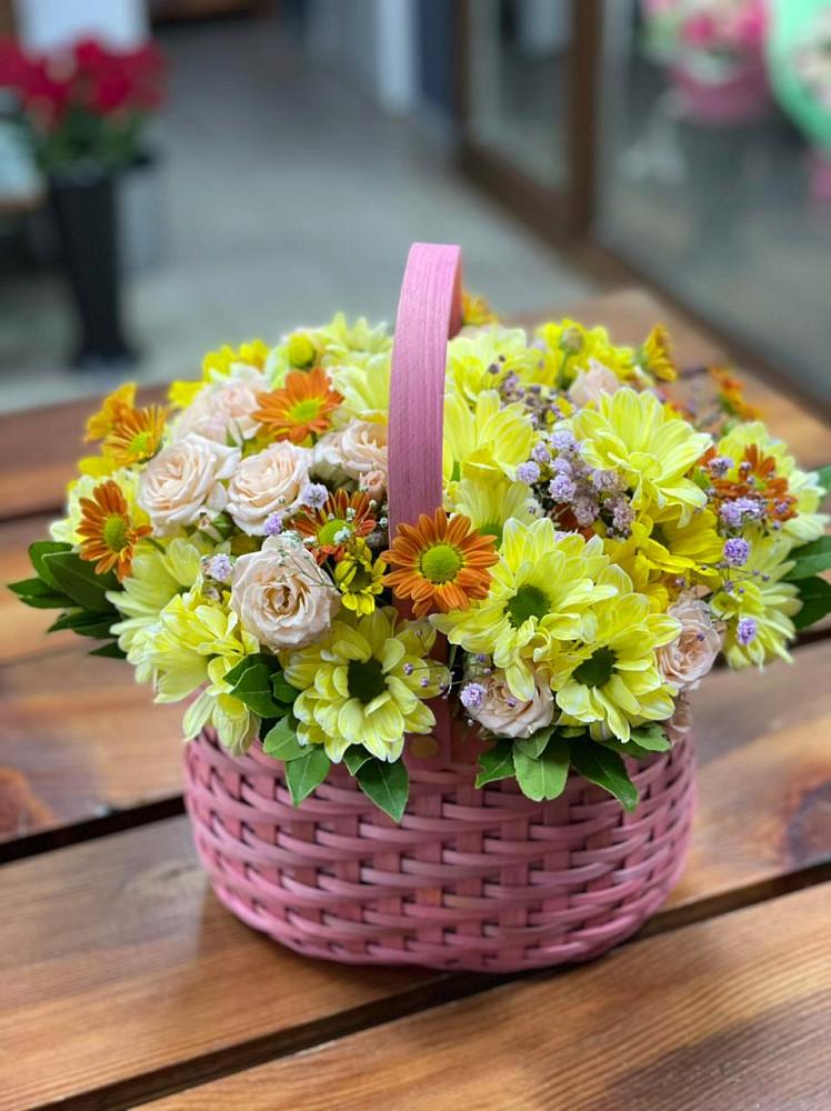 Цветочная композиция из Хризантемы и Розы в корзине в Майне