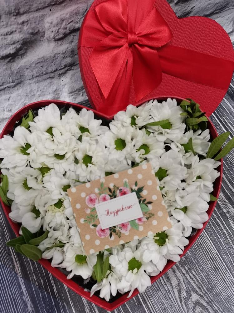 Цветочная композиция из Хризантемы в виде сердца в Майне