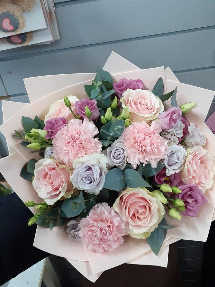 Букет цветов из: Розы, Гвоздики и Лизиантусы в Майне